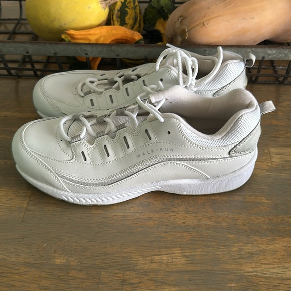 Easy Spirit Shoes NWOT size 8W - Picture 3 of 4
